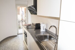 Fridge, oven, dishwasher, coffee/tea maker