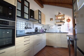 Jääkaappi, mikroaaltouuni, uuni, astianpesukone