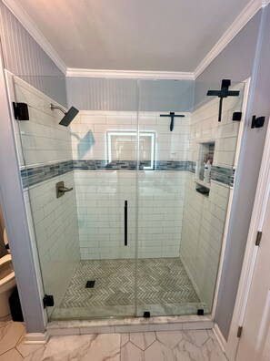 Shower, hair dryer, towels, soap - Luxury 2-bedroom townhome in Murrells Inlet with breathtaking views (Murrells Inlet)
