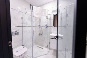 Een douche, milieuvriendelijke toiletartikelen, een haardroger, shampoo