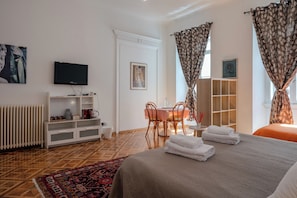 Escritorio, espacio para trabajar con laptop y wifi gratis