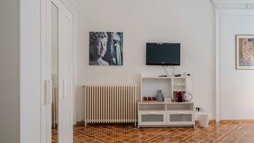 Deluxe Triple Room | Desk, laptop workspace, free WiFi