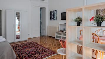 Deluxe-Dreibettzimmer | Schreibtisch, laptopgeeigneter Arbeitsplatz, kostenloses WLAN