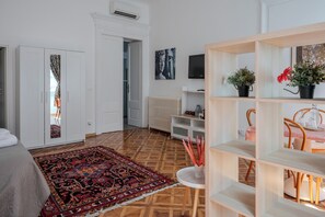 Chambre triple Deluxe | Bureau, espace de travail pour ordinateurs portables