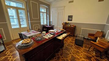 Free buffet breakfast on weekdays
