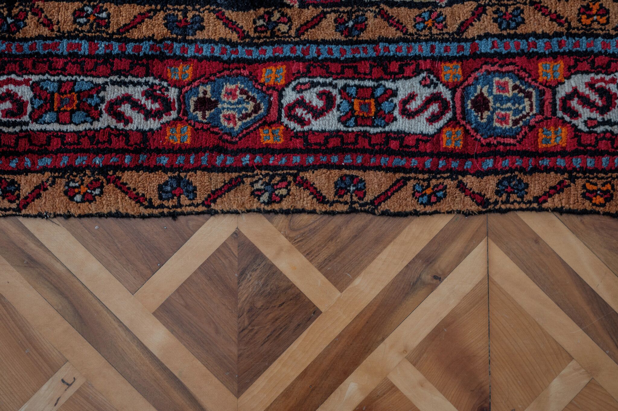 Alfombra con diseño de espiga de trigo en el suelo.