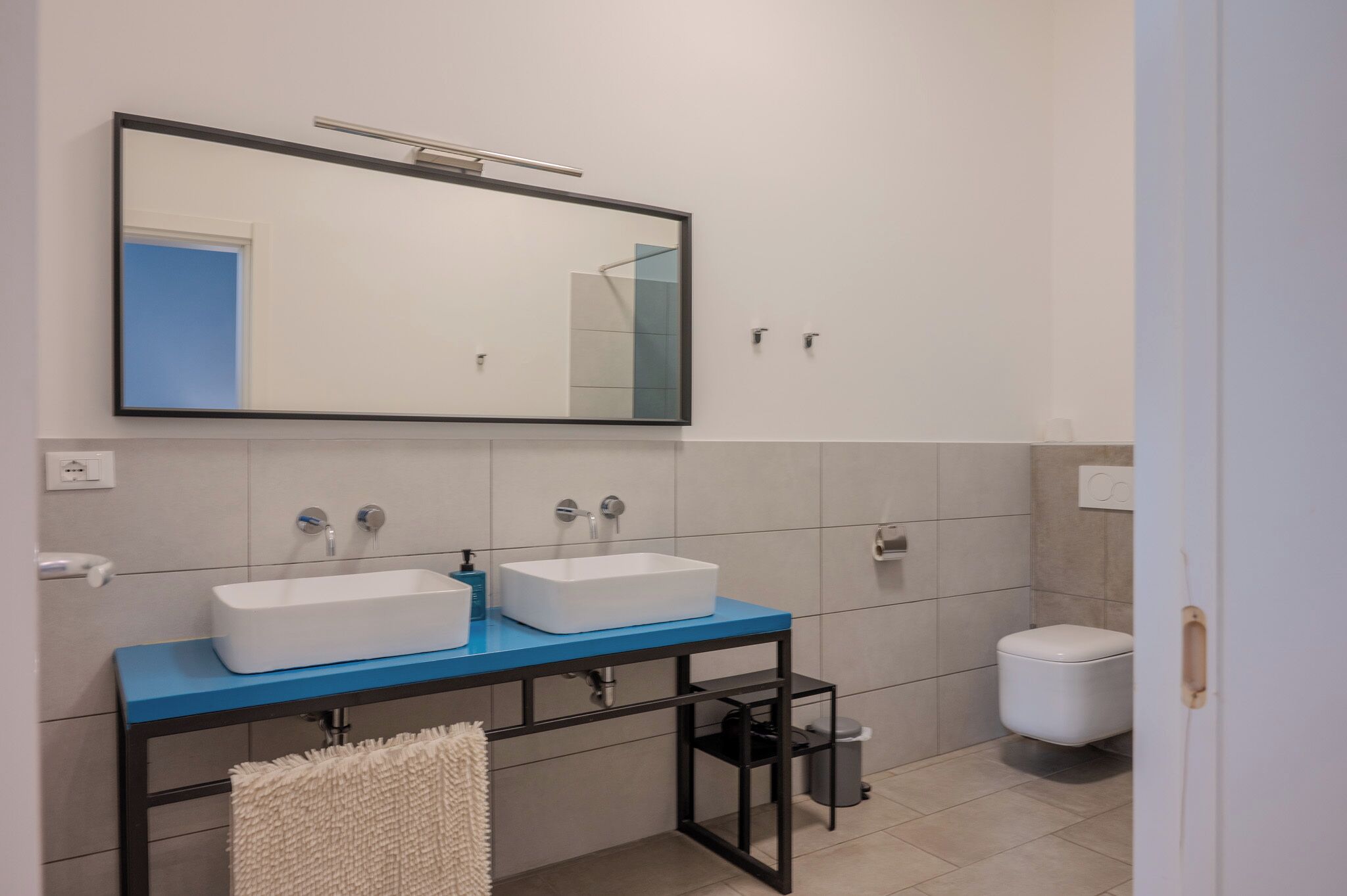 Luxury-Dreibettzimmer | Badezimmer | Dusche, Haartrockner, Handtücher, Seife