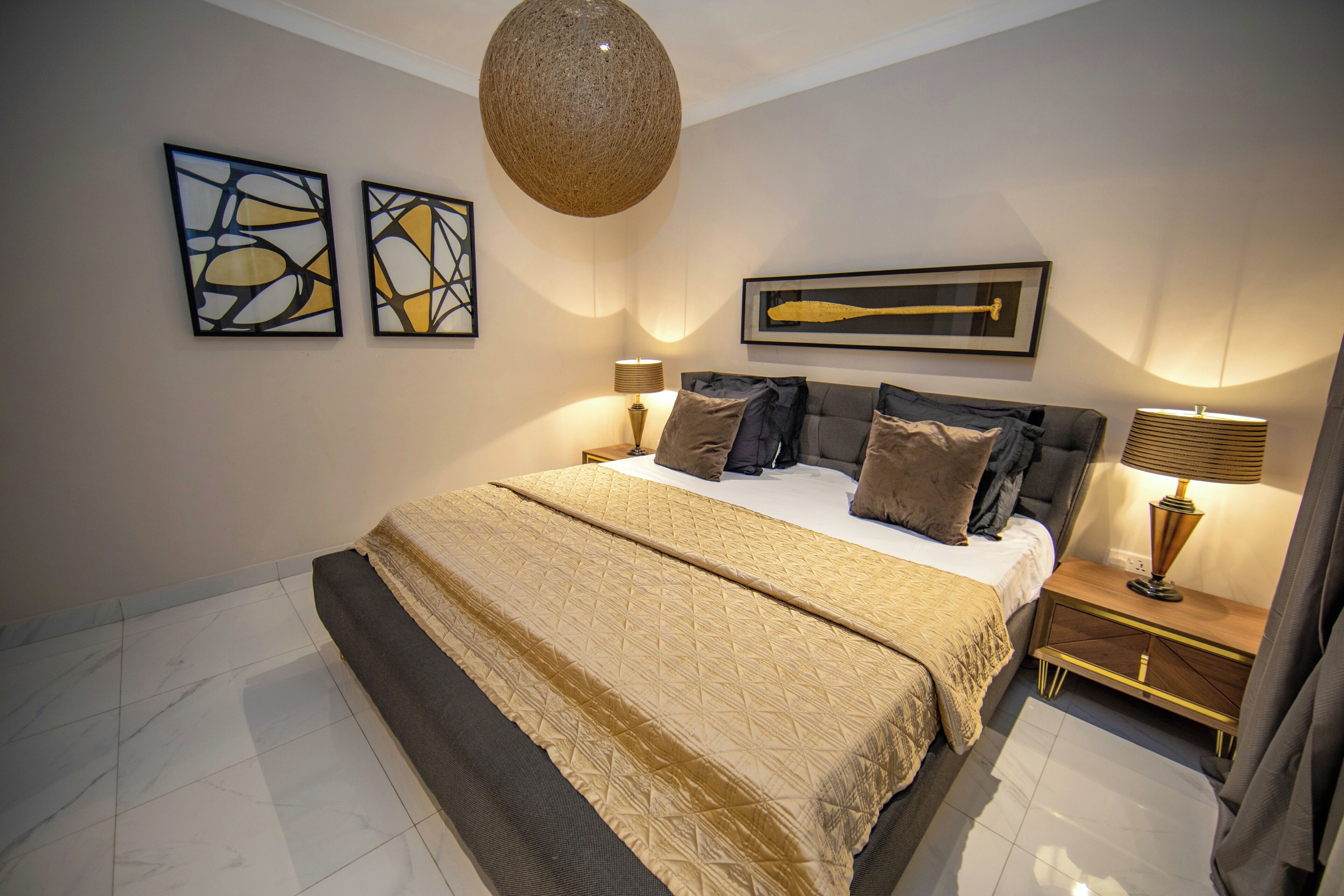 5 bedrooms, iron/ironing board, WiFi, bed sheets