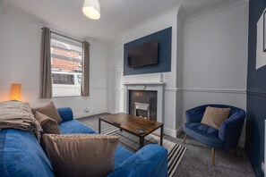 TV, lettore DVD, libri, biblioteca musicale