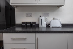 Frigorifero, microonde, forno, piano cottura