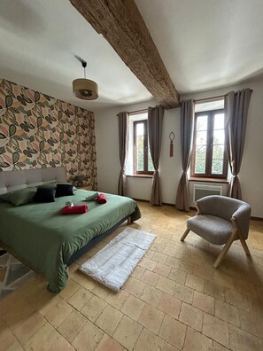 4 bedrooms, iron/ironing board, WiFi, bed sheets