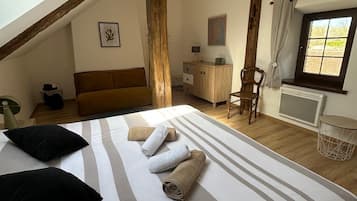 4 bedrooms, iron/ironing board, WiFi, bed sheets