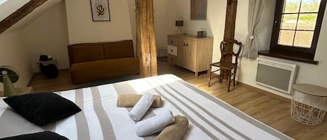 4 bedrooms, iron/ironing board, WiFi, bed sheets