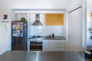 Micro-ondes, four, plaque de cuisson