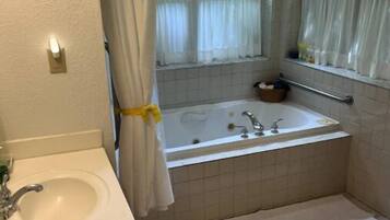 Baignoire Ă jets, sĂšche-cheveux, serviettes fournies, savon