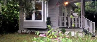 Garden House - jacuzzi, skylights, window seat, near restaurants & culture