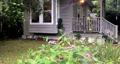 Garden House - jacuzzi, skylights, window seat, near restaurants & culture