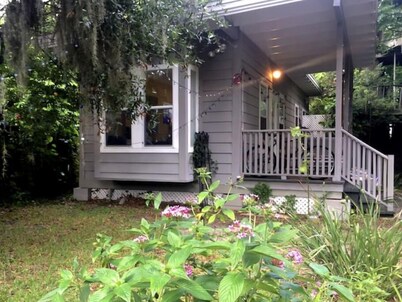 Garden House - jacuzzi, skylights, window seat, near restaurants & culture