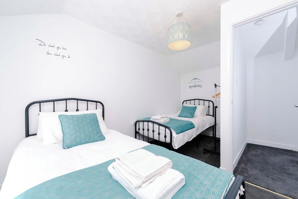 Cottage | 2 bedrooms, free WiFi, bed sheets