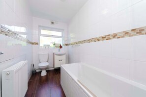Cottage | Bathroom | Shower, towels