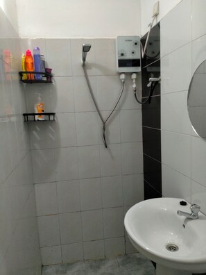 Douche, serviettes fournies, savon, papier toilette
