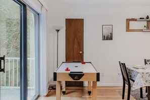 Cabana, 4 dormitoris, balcó, vistes a la muntanya | Sala de jocs
