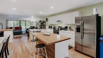 Cabin, 4 Bedrooms, Balcony, Mountain View | Interior