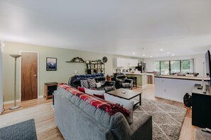 Cabin, 4 Bedrooms, Balcony, Mountain View | Living room - 52mbr - Hot Tub - Pets Ok - Generator - Wifi (Deming)