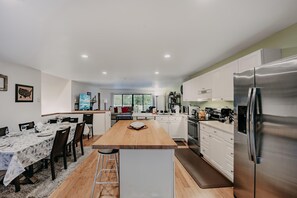 Cabin, 4 Bedrooms, Balcony, Mountain View | Dining room