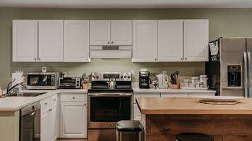 Cabin, 4 Bedrooms, Balcony, Mountain View | Interior