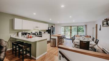 Cabin, 4 Bedrooms, Balcony, Mountain View | Interior