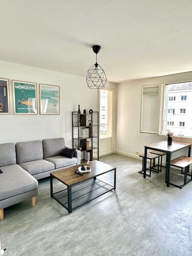 Just a stone's throw from downtown Angers! Bright, furnished 3-bedroom apartment
