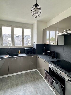 Een koelkast, een microgolfoven, een oven, een kookplaat