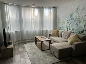 Living area - Cozy 1-bedroom apartment in superb Philadelphia with AC, WiFi, fitness room (Philadelphia)