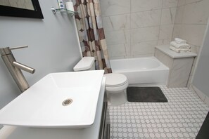 Hair dryer, towels, soap, toilet paper - Cozy 1-bedroom apartment in superb Philadelphia with AC, WiFi, fitness room (Philadelphia)