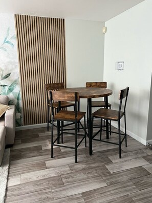 Dining - Cozy 1-bedroom apartment in superb Philadelphia with AC, WiFi, fitness room (Philadelphia)