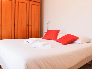 2 habitaciones, tabla de planchar con plancha, wifi y ropa de cama 
