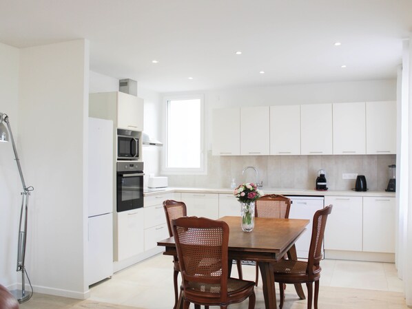 Fridge, microwave, oven, dishwasher