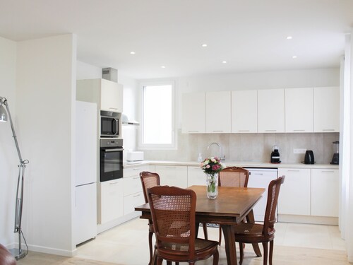 Renovated 2-bedroom apartment