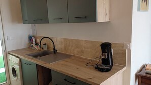 Kühlschrank, Mikrowelle, Ofen, Wasserkocher mit Kaffee-/Teezubehör