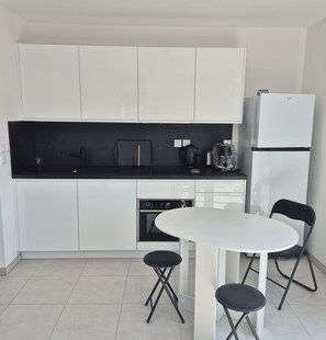 Fridge, microwave, oven, coffee/tea maker - Apartment with terrace near the beach (Cavalaire-sur-Mer)