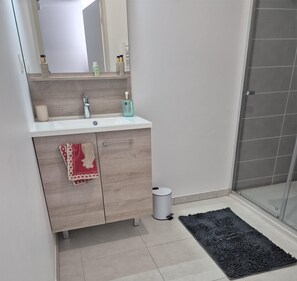 Bathroom - Apartment with terrace near the beach (Cavalaire-sur-Mer)