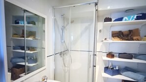 Hårføner, håndklær, såpe og toalettpapir