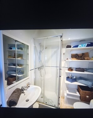 Haartrockner, Handtücher, Seife, Toilettenpapier