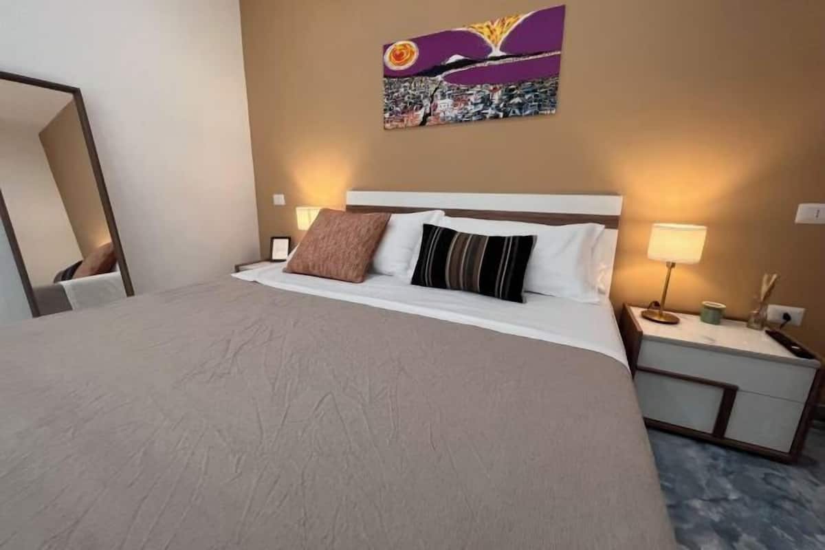 1 slaapkamer, een kluis op de kamer, verduisterende gordijnen