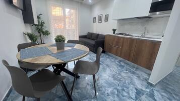 Apartamento luxo, cozinha | Cozinha privada | Máquina de café expresso, cafeteira/chaleira, chaleira elétrica