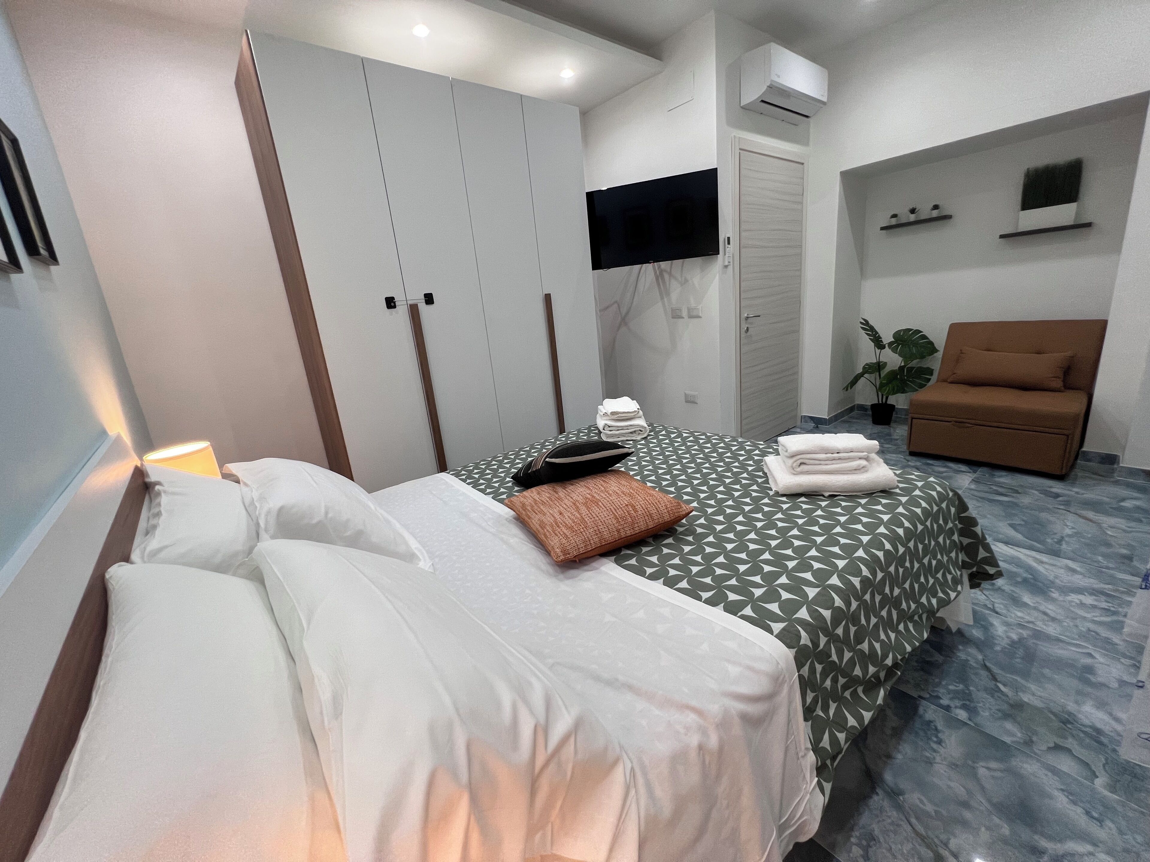 Camera Basic, frigorifero e microonde | Una cassaforte in camera, tende oscuranti, ferro/asse da stiro