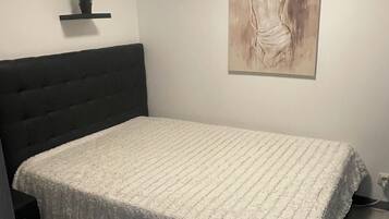 1 slaapkamer, een strijkplank/strijkijzer, wifi, beddengoed
