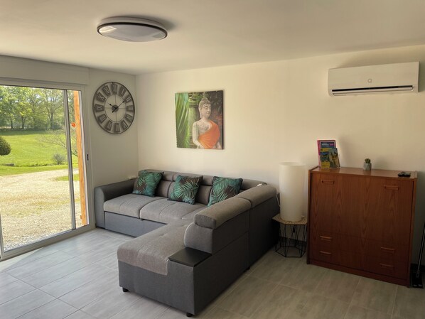 Smart TV, libros y estéreo 