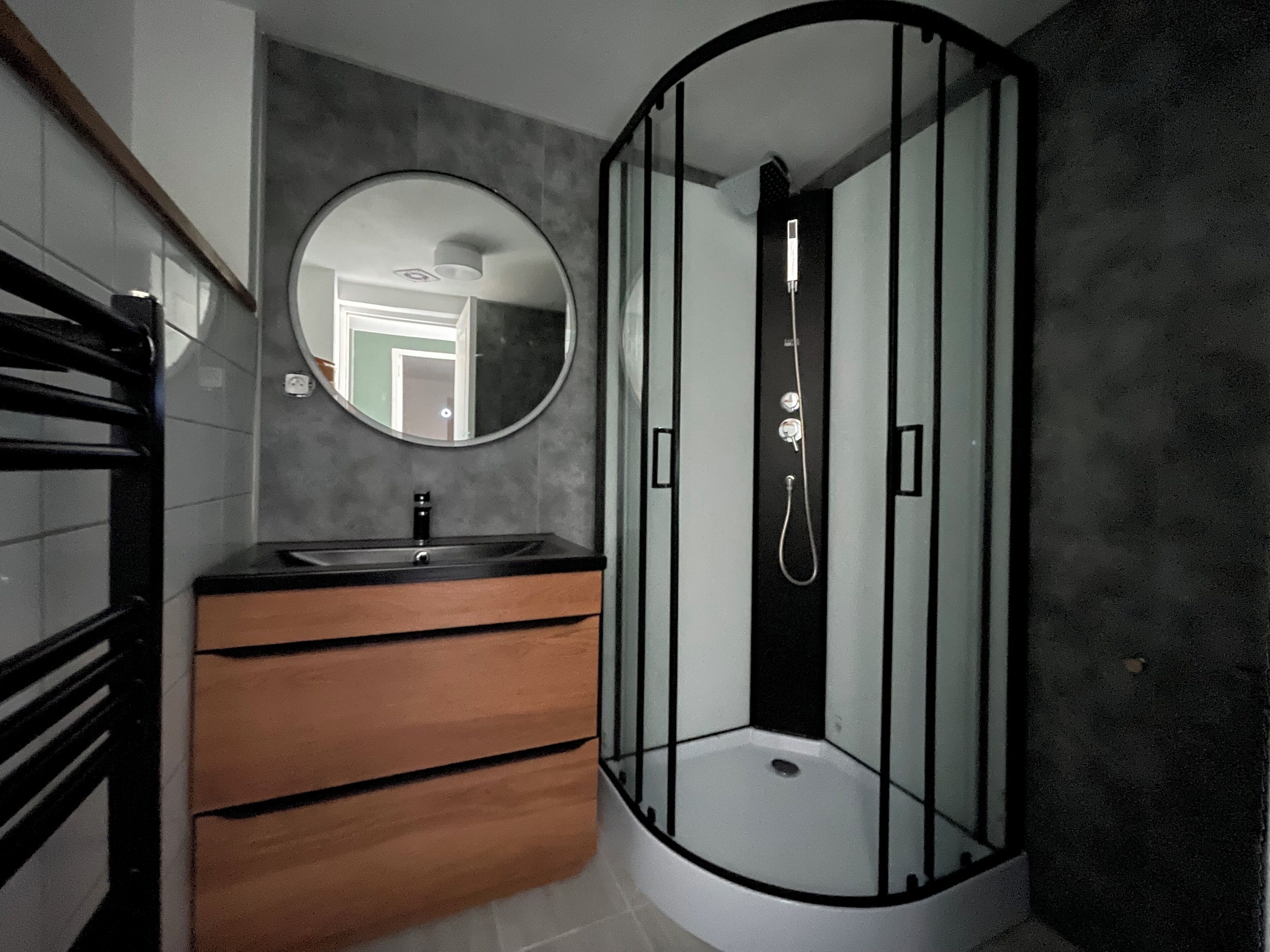 Een haardroger, handdoeken, toiletpapier